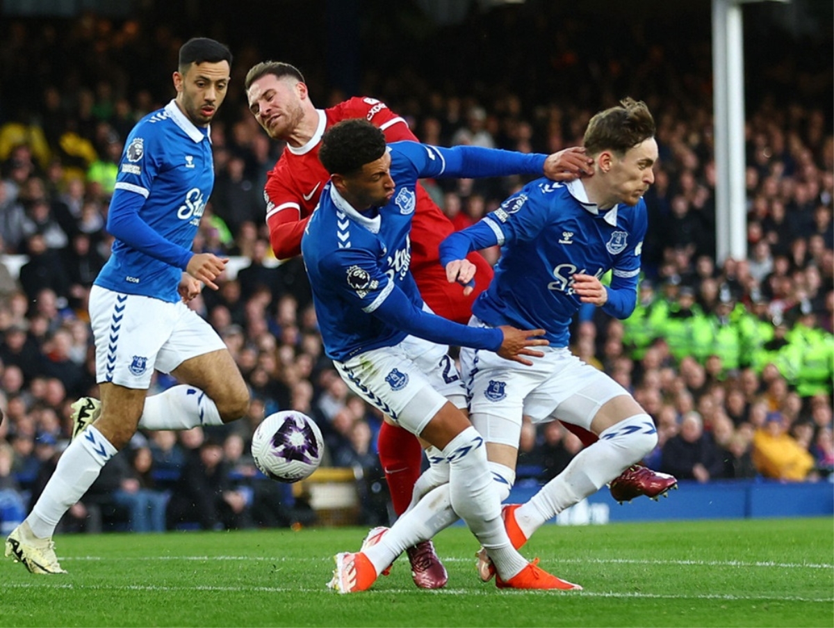 Thất bại trước Everton, Liverpool gặp khó trong cuộc đua vô địch Premier League