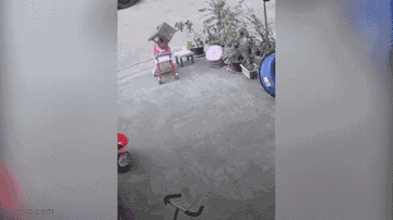 Video: Bé gái 2 tuổi gây bão mạng khi đội ghế lên đầu dọn dẹp giúp mẹ