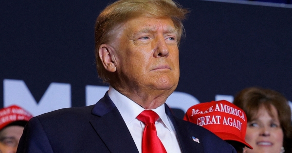 Donald Rong Ông Donald Trump ra tuyên bố