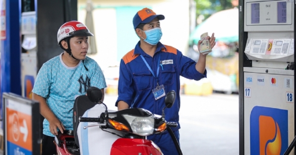 Giá dầu thế giới giảm mạnh, WTI xuống 82,51 USD/thùng ngày 14/8