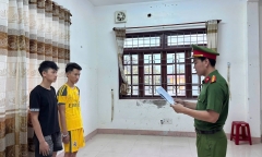 Khởi tố nhóm thiếu niên phóng xe rượt đuổi, tấn công bằng bịt xịt hơi cay