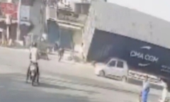 Clip: Xe container lật nghiêng, đè trúng ô tô khiến tài xế thiệt mạng