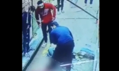 Clip: Ngã từ trên cao xuống đất, người buôn phế liệu tử vong thương tâm
