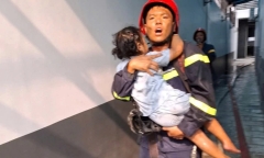 Chiến sĩ cứu hỏa bế bé gái thoát khỏi đám cháy ở TP.HCM: “Có chú ở đây, an toàn rồi!”