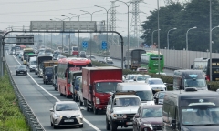 Dòng người ùn ùn trở lại Thủ đô, cửa ngõ Hà Nội đông nghẹt sau kỳ nghỉ