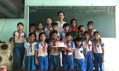 Xúc động cảnh học sinh khóc như mưa khi biết thầy giáo chuyển trường về xuôi