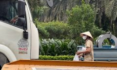 Xử phạt người đu bám ô tô để bán cà phê đầu Đại lộ Thăng Long