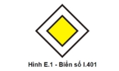 Biển báo bắt đầu đường ưu tiên có hình dạng ra sao?