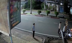 Clip: Camera ghi lại khoảnh khắc người đàn ông đấm vào đầu cảnh sát giao thông