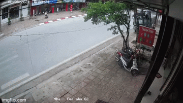 Vụ tài xế container lao lên vỉa hè,