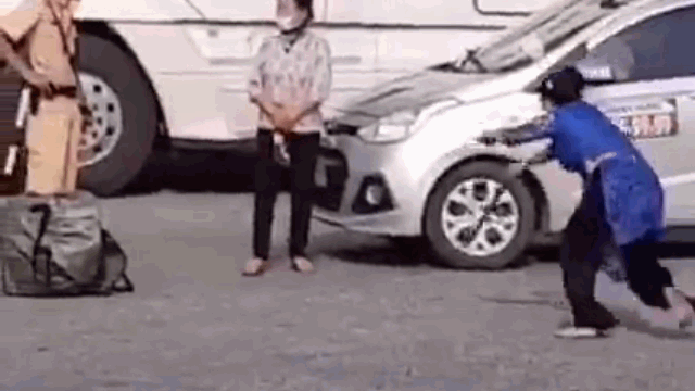 Vụ clip người phụ nữ đá văng dép, 