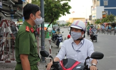 Công chức TP.HCM không đeo thẻ công chức, mặc đồng phục từ nhà đến cơ quan sẽ bị phạt
