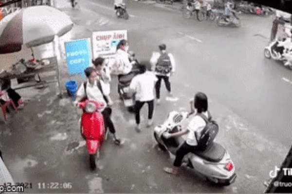 Vụ clip nữ sinh dùng mũ bảo hiểm đánh nam sinh trước mặt thầy giáo: Hé lộ nguyên nhân bất ngờ