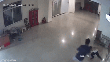 Vụ con trai ca sĩ Chế Linh bị nhóm người đánh hội đồng: Camera ghi được gì?
