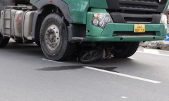 Xe đầu kéo cuốn xe máy vào gầm, người đàn ông 40 tuổi tử vong thương tâm