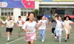 Hà Nội: Học sinh lớp 1 háo hức lần đầu tới trường khi năm học sắp kết thúc