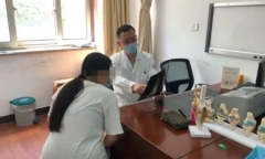 Bị mẹ ép nhảy dây 3.000 cái/ngày, bé gái suýt hỏng đầu gối