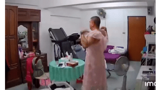 Chồng hồn nhiên mặc chiếc váy màu hồng nữ tính, vợ xem qua camera bỗng thấy 
