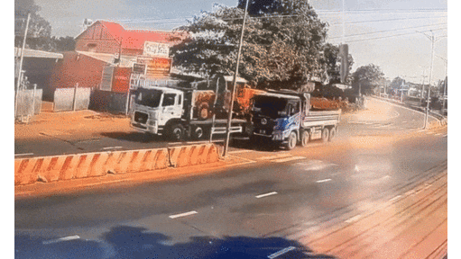 Xe ben bất ngờ đâm sầm dải phân cách, cột đèn đổ xuyên thủng kính một ô tô con