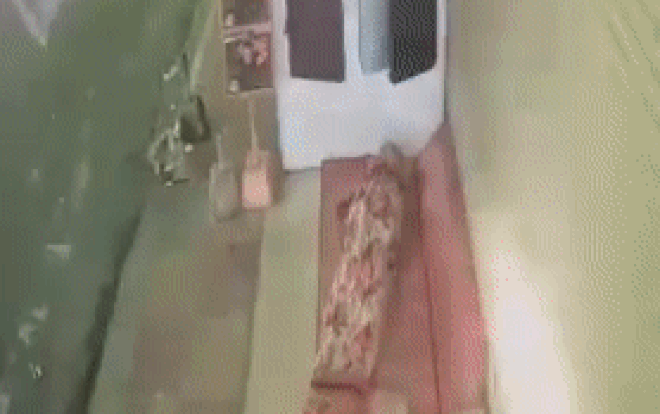 Nổi hứng đem chăn gối ra vỉa hè nằm ngủ, nam thanh niên sợ tái mặt vì khách lạ ghé thăm