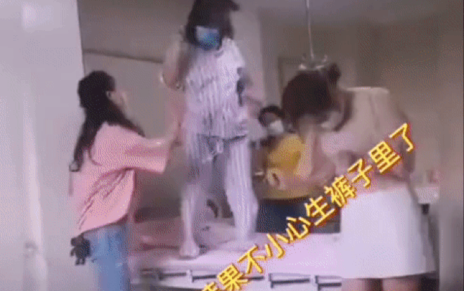 Video: Đang quẩy nhiệt tình cùng đám bạn, sản phụ đẻ rơi luôn con