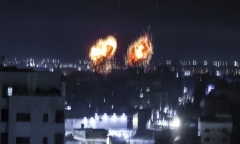 Bất đắc dĩ phải nhận bóng bay gây cháy, Israel không kích ác liệt Gaza 