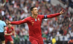 Ronaldo lập cú đúp phá vỡ nhiều kỷ lục của bóng đá thế giới, giúp Bồ Đào Nha đi tiếp