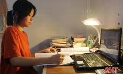 Nữ thủ khoa đầu vào lớp 10 THPT Chuyên Hà Tĩnh gây choáng khi viết 17 trang văn trong 150 phút