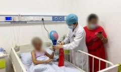 Dùng thuốc trừ sâu ủ tóc diệt chấy,  người mẹ khiến con gái 11 tuổi nhập viện cấp cứu