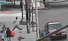 Video: Bắt cóc trắng trợn ngay trên đường phố New York, cậu bé may mắn được mẹ cứu thoát
