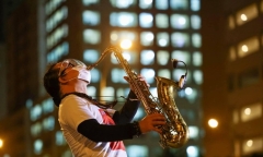 Buổi biểu diễn đặc biệt của nghệ sĩ saxophone Trần Mạnh Tuấn tại bệnh viện dã chiến khiến nhiều người xúc động