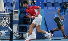 Djokovic tức giận đập gãy vợt, chia tay Olympic Tokyo sau thất bại trước Pablo Carreno