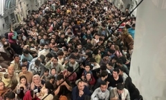 Hơn 600 người Afghanistan chen chúc trên máy bay Mỹ rời Afghanistan 