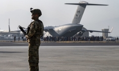Mỹ điều 33 máy bay C-17 tới sân bay Kabul giải cứu công dân mắc kẹt