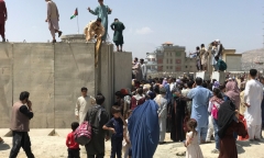 Xót xa người cha mất việc, phải bán con gái để cứu đói cho gia đình tại Afghanistan 
