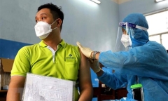 TP.HCM tiêm hoàn thành gần 100% vaccine phòng COVID-19 mũi 1 cho người trên 18 tuổi