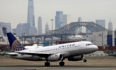 Từ chối tiêm vaccine phòng COVID-19, gần 600 nhân viên của United Airlines bị sa thải