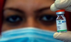Phát hiện hàng nghìn liều vaccine COVID-19 bị vứt bỏ tại bờ kênh ở Ai Cập