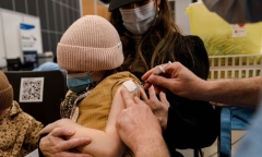 Canada áp thuế đặc biệt với người từ chối tiêm vaccine phòng COVID-19