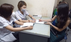 Không đeo khẩu trang trong phố đi bộ, 2 nữ du khách bị phạt 4 triệu đồng