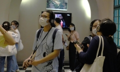Nhan sắc ẩn sau chiếc khẩu trang của nam nhân viên 'gây sốt' tại Nhà tù Hỏa Lò 
