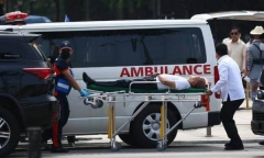 Bộ trưởng Quốc phòng Philippines bất ngờ ngất xỉu ngay tại lễ kỷ niệm độc lập