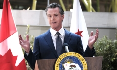 California thông qua luật mới tạo điều kiện cho thanh thiếu niên thay đổi giới tính