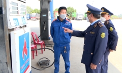Bộ Công Thương chỉ đạo xử nghiêm hành vi bán xăng qua thùng, can, chai
