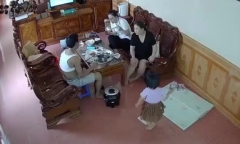 Video: Bé gái tung dép vào giữa mâm cơm và pha xử lý nhanh như chớp của người mẹ