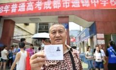 Triệu phú Trung Quốc thi đại học lần thứ 27 ở tuổi 56