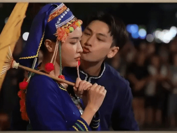 Isaac hóa trai bản, “môi kề môi” với Bích Phương khiến cư dân mạng dậy sóng