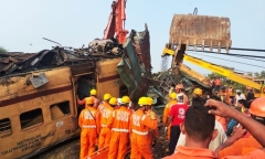 Lái tàu mải xem điện thoại, hai đoàn tàu đâm nhau khiến nhiều người thương vong 