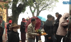 Hàng ngàn người dân “đội mưa” đi lễ Rằm tháng Giêng sớm