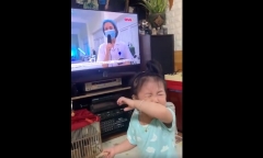 Cảm động cảnh bé gái òa khóc nức nở khi thấy mẹ là bác sĩ chống dịch ở Bắc Giang xuất hiện trên TV
